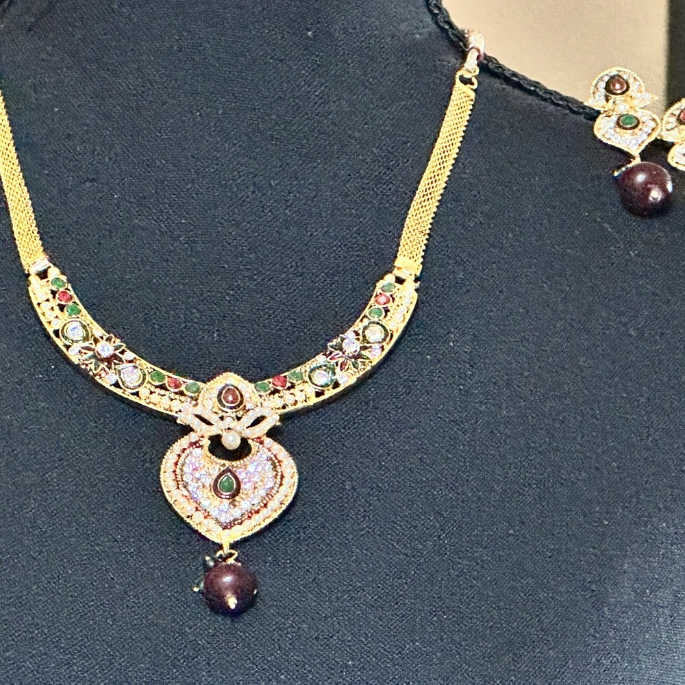 Luxurious Gold and Green Necklace with Ruby Accents